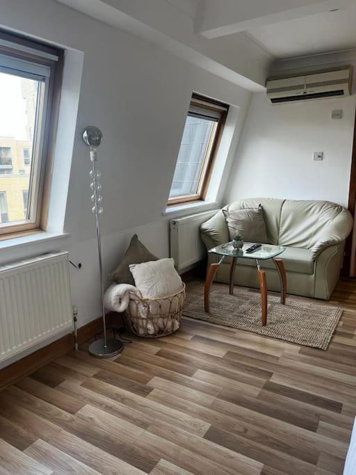Quirky Studio Flat Selfcontained London Exterior photo